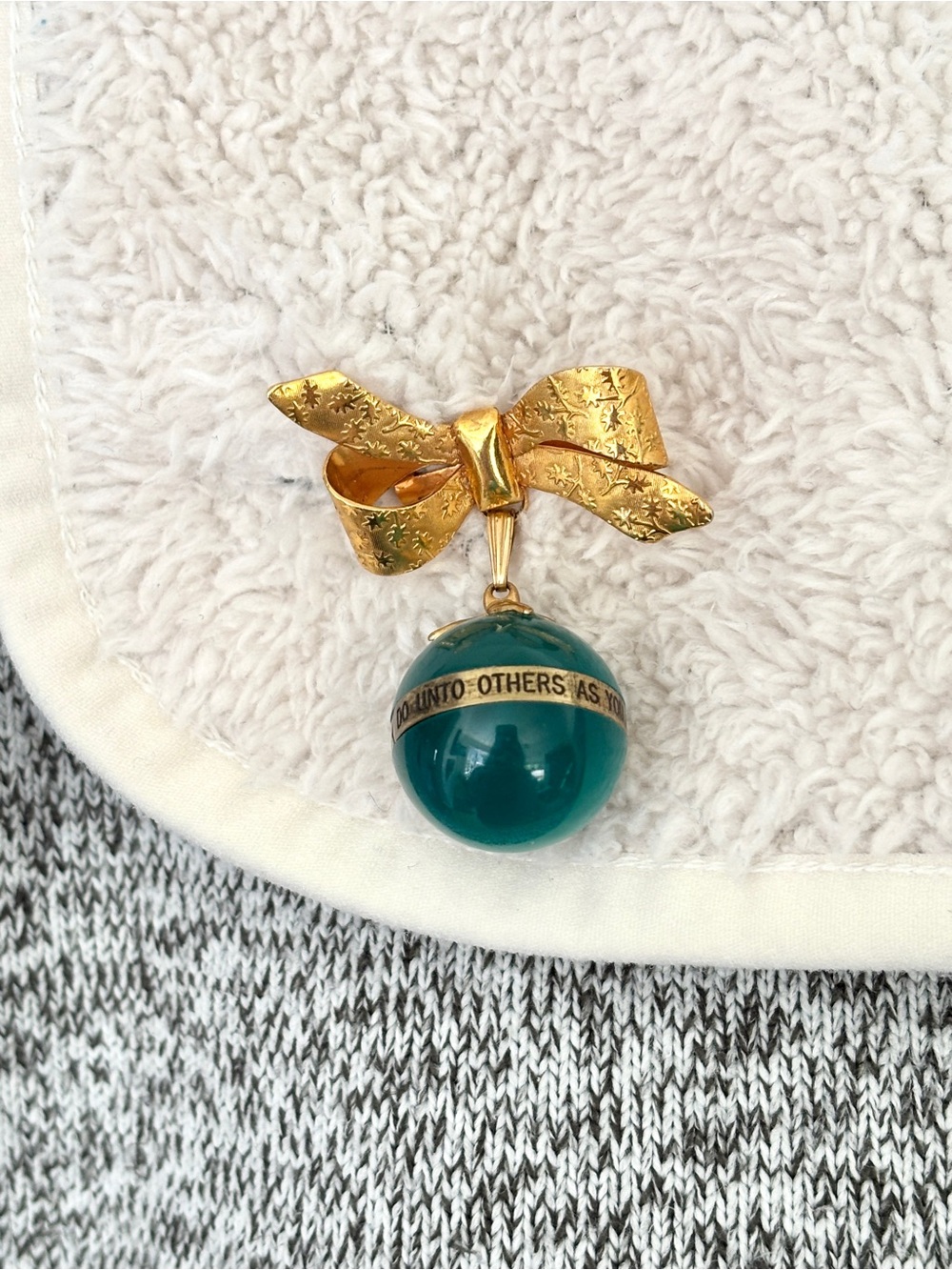 Vintage Golden Rule green teal marble brass band bow brooch pin - Picture 4 of 10